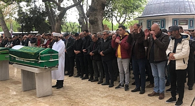 Ünlü oyuncu Hande Erçel Bandırma'da dedesinin cenazesine katıldı