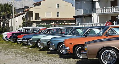 Urla'da 'klasik otomobiller' göz kamaştırdı