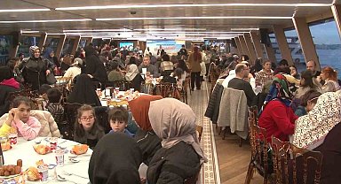 Üsküdar'da misafir depremzedeler boğaz turunda oruçlarını açtı