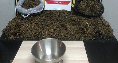 Uyuşturucu taciri 2 kilonun üzerinde esrarla yakalandı