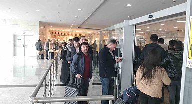 Yüksek Hızlı Treni Önünde Uzun Kuyruklar Oluştu