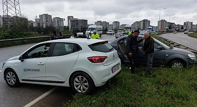   Yağmurdan Kayganlaşan Yolda 3 Araçlı Kaza: 1 Yaralı 