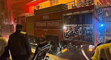 Yangında mahsur kalan kadını faciadan itfaiye erleri kurtardı