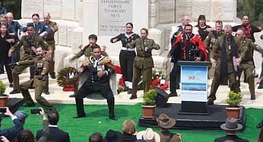 Yeni Zelanda askerleri atalarını 'Haka' dansıyla andı