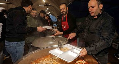 Yenimahalle Belediye Başkanı Fethi Yaşar, orucu vatandaşlarla birlikte açtı