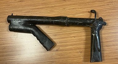 Yolda bulduğu düzenek patladı, bacağından yaralandı