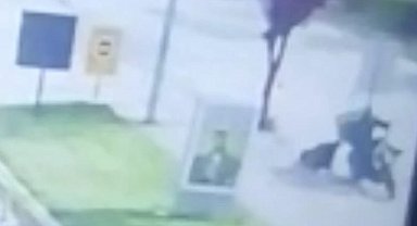 Yolda savrulan aracın bisiklete çarptığı anlar saniye saniye kamerada