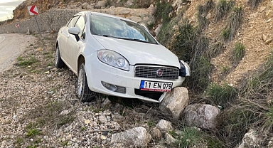 Yoldan çıkan araç, kayalıklara çarparak durabildi: 4 yaralı 