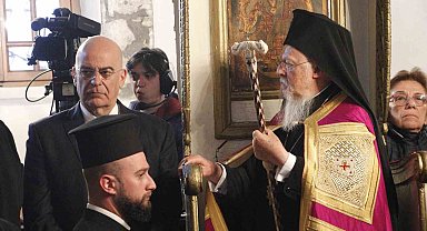 Yunanistan Dışişleri Bakanı Nikos Dendias, Gökçeada'da Patrik Bartholomeos'un yönettiği ayine katıldı