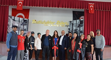 Zor Yaşamlar Oyunu Gömeç’te Sahnelendi   