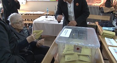 100 yaşında sandık başına gitti