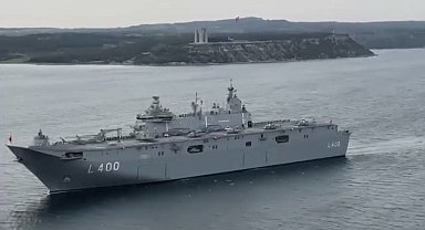 'TCG Anadolu' Şehitler Abidesi'ni selamladı