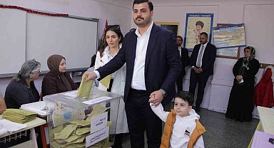 AK Parti Gençlik Kolları Genel Başkanı Kadir oyunu İzmir'de kullandı