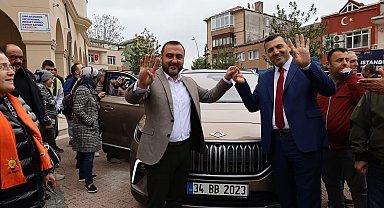 AK Parti Milletvekili dayı Rasim Yağar Togg ile geldiği Büyükçekmece'de yoğun ilgi gördü