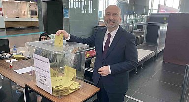 AK Parti Milletvekilleri Sırakaya ve Üçüncü, İstanbul Havalimanı'nda oy kullandı