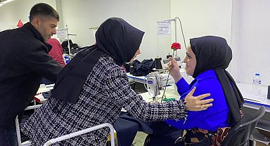 AK Parti vekil adayları Behiye Eker ve Ebru Saraçoğlu işçilerle buluştu