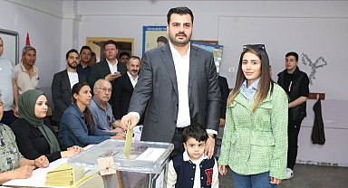 AK Parti'li İnan eşi ve çocuğuyla birlikte oyunu kullandı