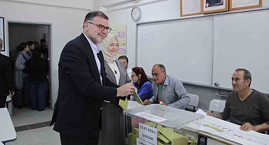 AK Partili Saygılı annesinin elini öpüp, oyunu kullandı