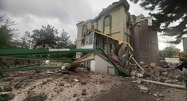 Ankara'da etkili olan fırtınada 2 caminin minaresi yıkıldı