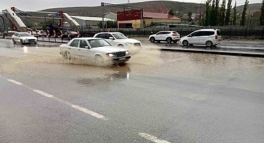 Ankara'da şiddetli yağış sürücülere ve vatandaşlara zor anlar yaşattı