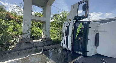 Arnavutköy'de otomobilin çarptığı kamyon yan yattı: 1 yaralı