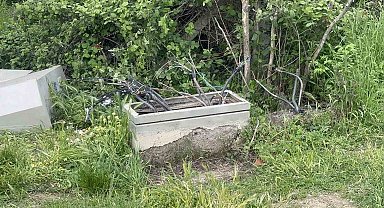 Arnavutköy'de sürücüsünün kontrolünden çıkan otomobil durağa daldı: 2 yaralı