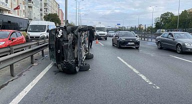 Kontrolden Çıkan Araç, Metrobüs Bariyerine Çarpıp Yan Yattı