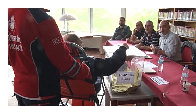 Ayağı kesilen adam oy kullanmaya tekerlekli sandalyeyle getirildi