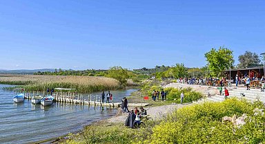 Bahar geldi, doğaseverler leylek köyü Eskikarağaç'a koştu