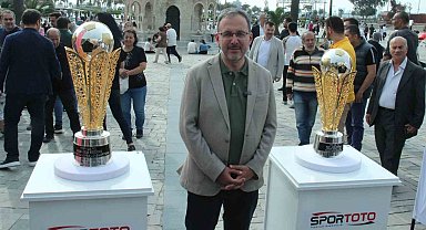 Bakan Kasapoğlu, şampiyonluk kupalarının sergisine katıldı