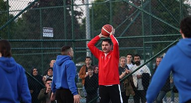 Bakan Kurum gençlerle basketbol oynadı