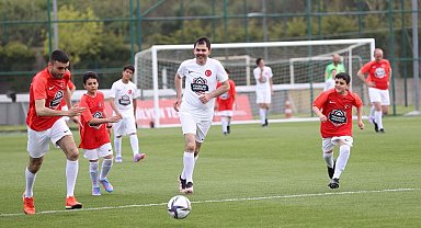 Bakan Kurum ve afetzede çocuklar ünlü isimlerle kıyasıya rekabet etti