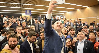 Bakan Varank, 'Uyumayan Kütüphane'de gençlerle buluştu