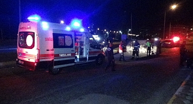 Balıkesir’de Elektrik Direğine Çarparak Takla Atan Minibüsteki 3 kişi Yaralandı 