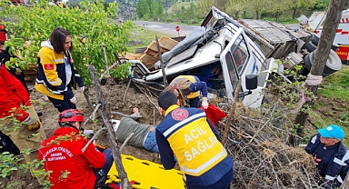Balıkesir'de kereste yüklü kamyon devrildi: 4 yaralı