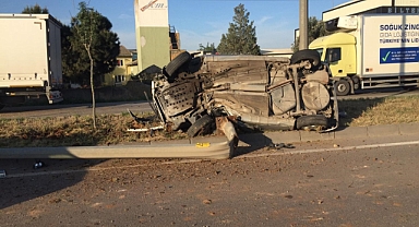 Bandırma'da Otomobil Elektrik Direğine Çarptı: 3 Yaralı   