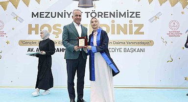 Başkan Dursun, liseli gençlerin mezuniyet mutluluğuna ortak oldu