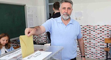 Başkan Sandal ailesiyle birlikte oy kullandı