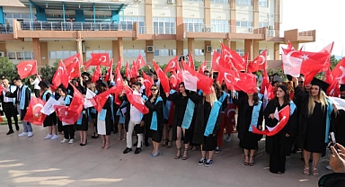 BAÜN Burhaniye Uygulamalı Bilimler Fakültesinde Mezuniyet Coşkusu