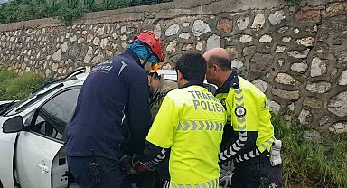 Bayan öğretmen, aracıyla dereye uçtu, emniyet kemeri kurtardı