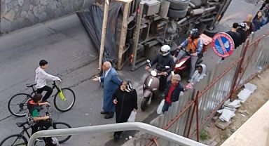 Beyoğlu'nda kamyon aşırı yük nedeniyle yan yattı