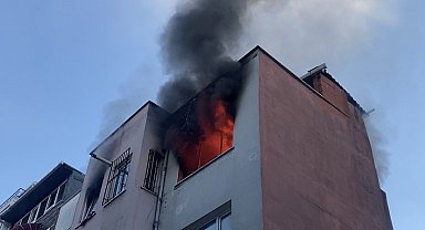 4 Katlı Binanın Çatı Katı Alev Alev Yandı