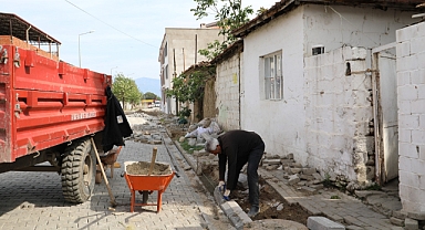 Burhaniye’de Yol Yapım Ve Onarım Çalışmaları Aralıksız Devam Ediyor 