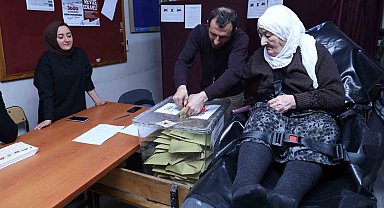 Bursa'da ambulansla okula, sedye ile sandığa