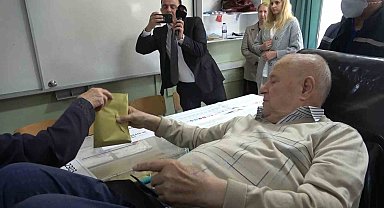 Bursa'da engeli olan vatandaşlar sandığa ambulansla taşındı