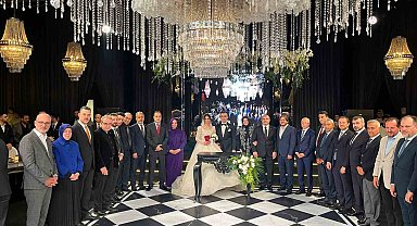   Genç Çiftin Düğünü Siyasileri Biraraya Getirdi 