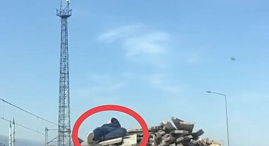 Tahta Yüklü Kamyonetin Arkasına Uzanıp Giden Kişi Yürekleri Ağza Getirdi