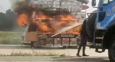 Bursa'da kokoreç aracının alev alev yandığı anlar kamerada