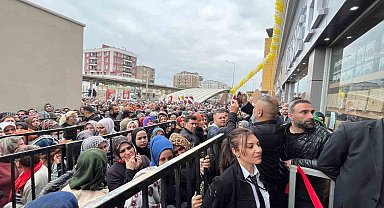 Bursa'da ucuzluk izdihamı...Birbirlerini ezip dükkanı talan ettiler