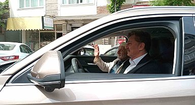 Büyük İstanbul Mitingi için onlarca basamağı yürüyerek çıkan Hüseyin dedeye Togg sürprizi